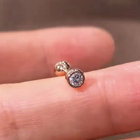 The simple diamond-encrusted stud earrings are versatile The simple diamond-encrusted stud earrings are versatile